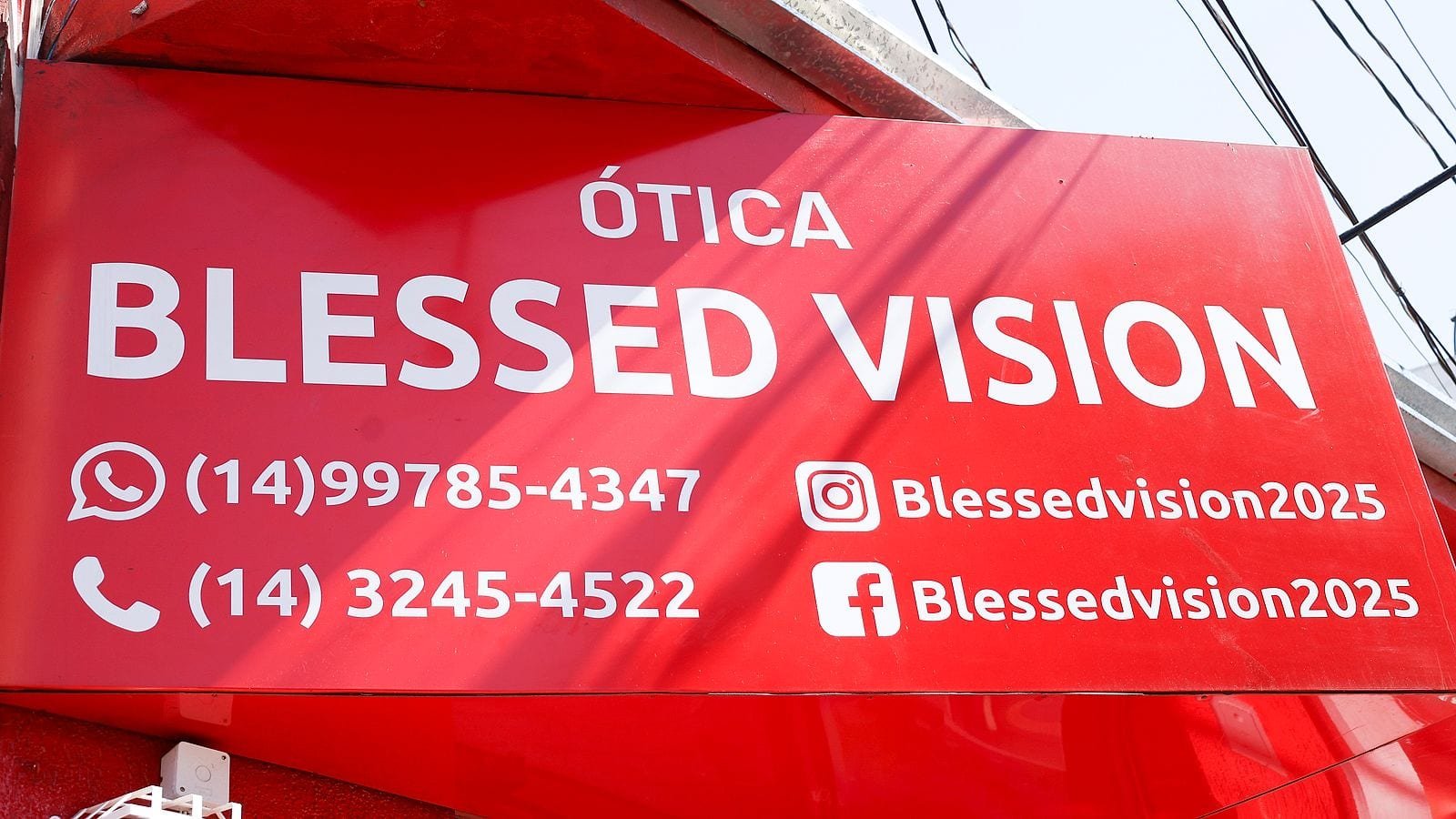 Letreiro da Ótica Blessed Vision com o WhatsApp (14) 99785-4347